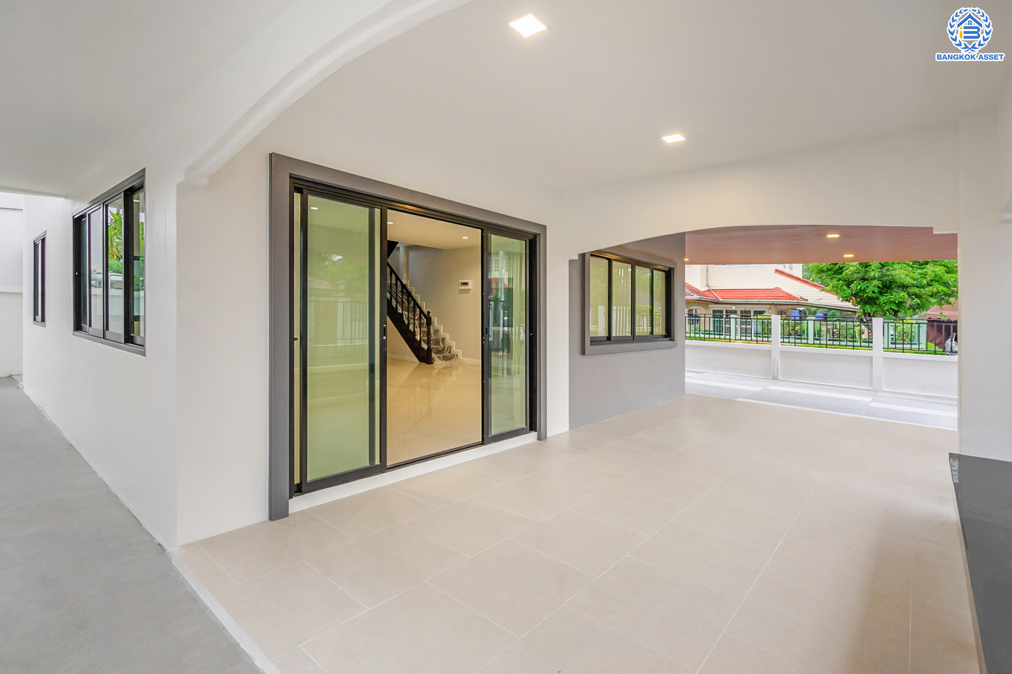 บ้านมือสองตกแต่งใหม่ ม.บ้านสาวิตรี พุทธมณฑลสาย3 หลังมุม เนื้อที่ 54.2 ตร.ว. ฟังก์ชัน 3 ห้องนอน 2 ห้องน้ำ จอดรถได้ 2 คัน บนทำเลใกล้ทางคู่ขนานลอยฟ้าบรมราชชนนี ม.มหิดล เซ็นทรัลศาลายา และรายล้อมด้วยสิ่งอำนวยความสะดวกครบ!…